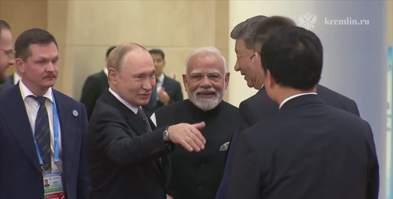 Narendra Modi Vlagyimir Putyin kezét fogva érkezett meg Hszí Csin-ping kínai elnökhöz, majd látványos baráti beszélgetést folytattak - Videó