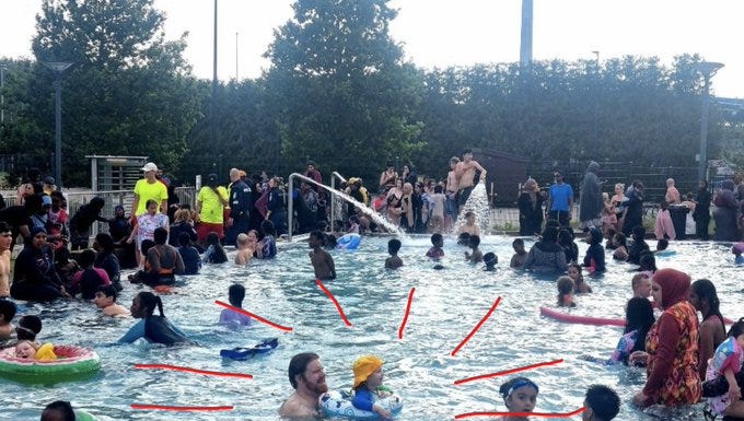 Espoon maauimalassa on käytännössä “erottelu” jo käynnissä. Naisilla on burkhat päällä. Kantasuomalaiset uivat, mutta vain, jos pitävät hajuraon eivätkä lähesty muslimeja.