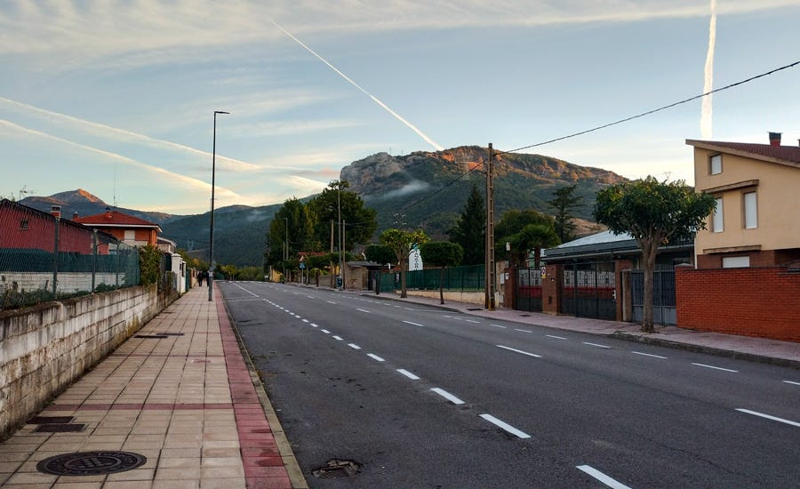 Calle de La Robla. Salida de la etapa 2 del Camino del Salvador