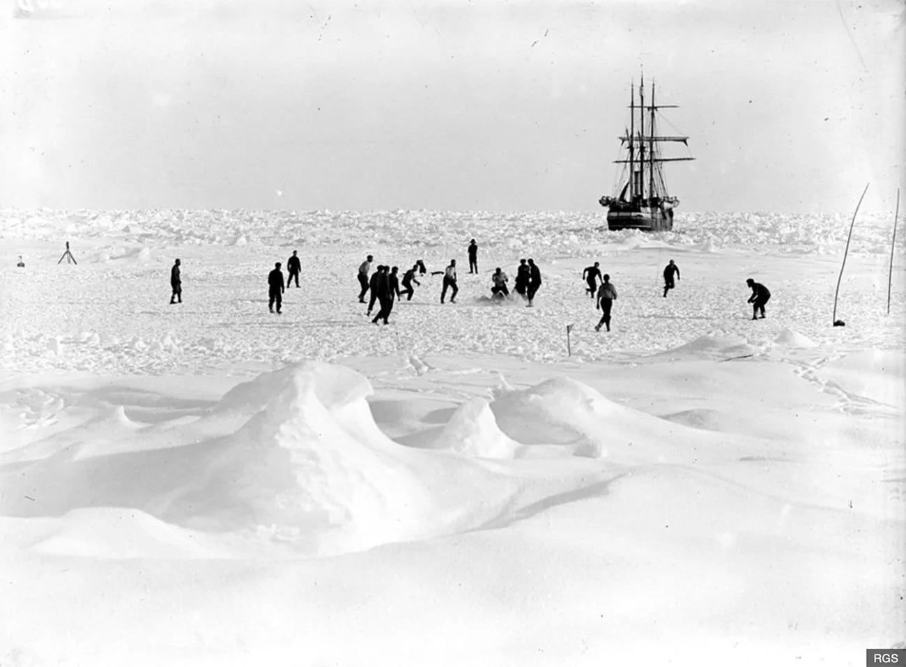 Imagem da tripulação de Ernest Shackleton jogando futebol no gelo Imagem da tripulação de Ernest Shackleton jogando futebol no gelo