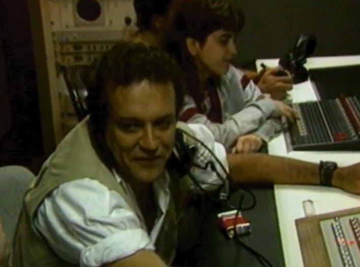 Dennis Carvalho nos bastidores da gravação do último capítulo da novela 'Vale Tudo', em 1989