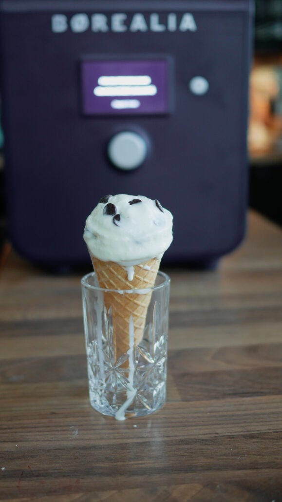 glace sundae aux pépites de chocolat dans un cornet 