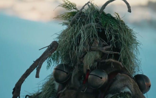 Un Suisse complètement recouvert d'un costume le faisant ressembler, vraiment, à un sapin.