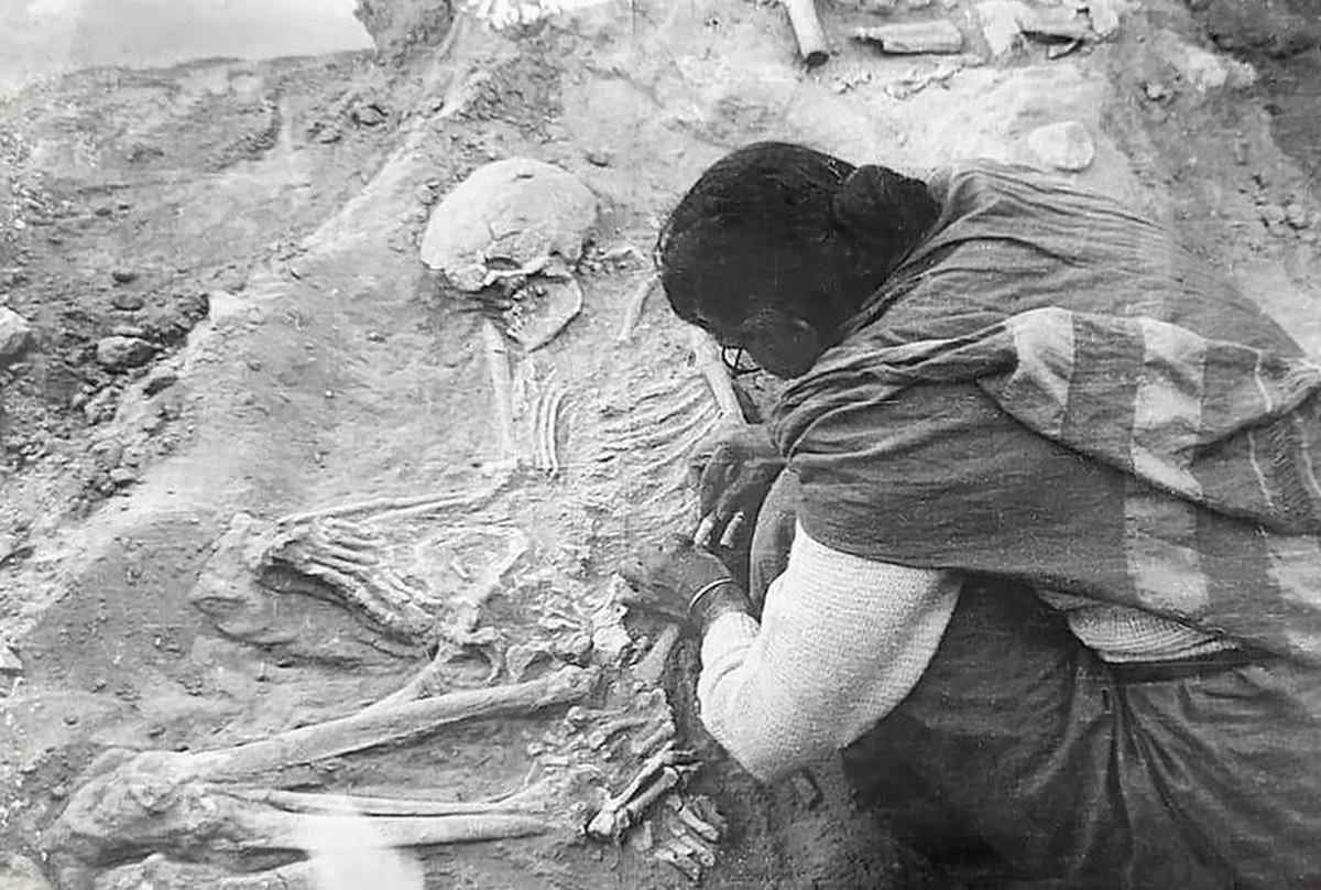 Irawati with human remains from the Mesolithic period, in Langhanaj, Gujarat, February 1944.