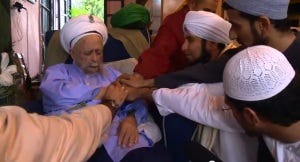 Naqshbandi Sufis give bay'ah to their Shaykh
