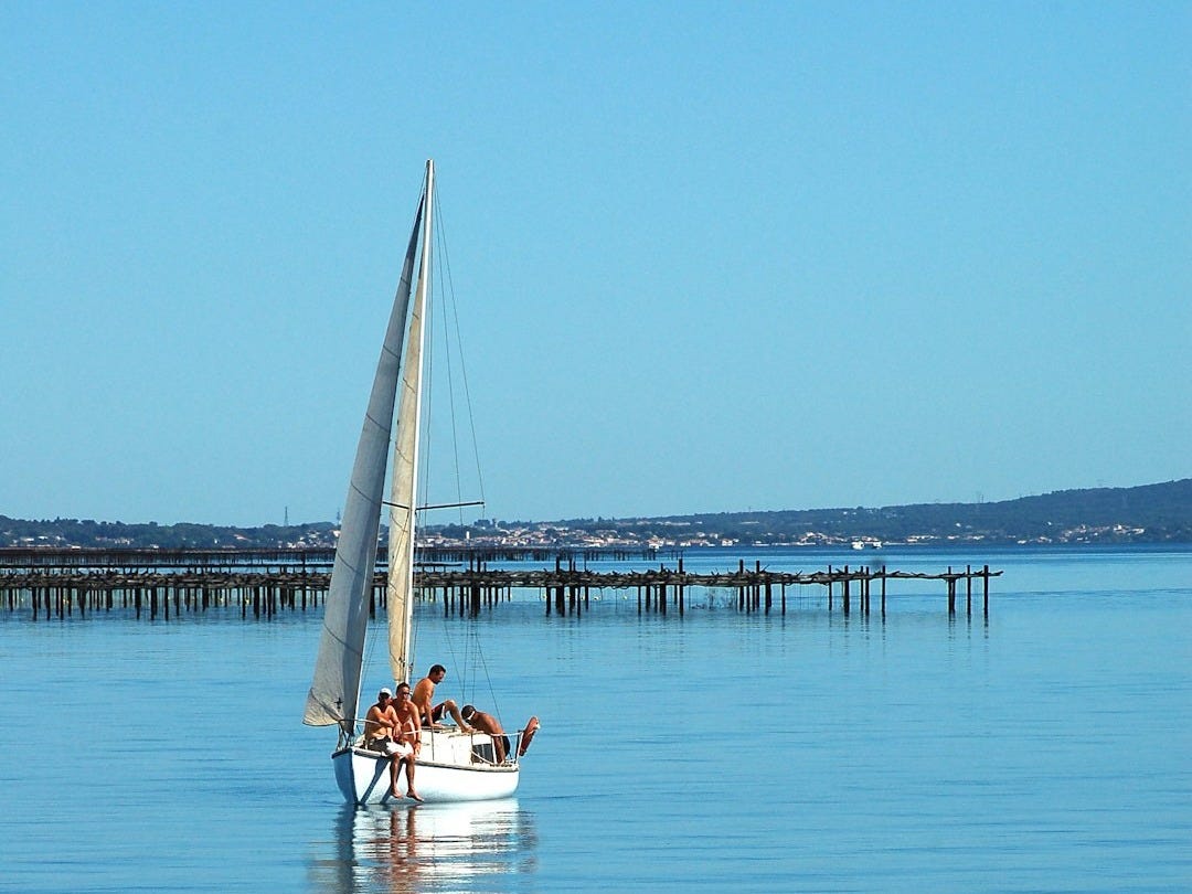 a sailboat with three people on it in the water - Les Bonnes Nouvelles du Jeudi 25 Septembre 2025 a sailboat with three people on it in the water - Les Bonnes Nouvelles du Jeudi 25 Septembre 2025