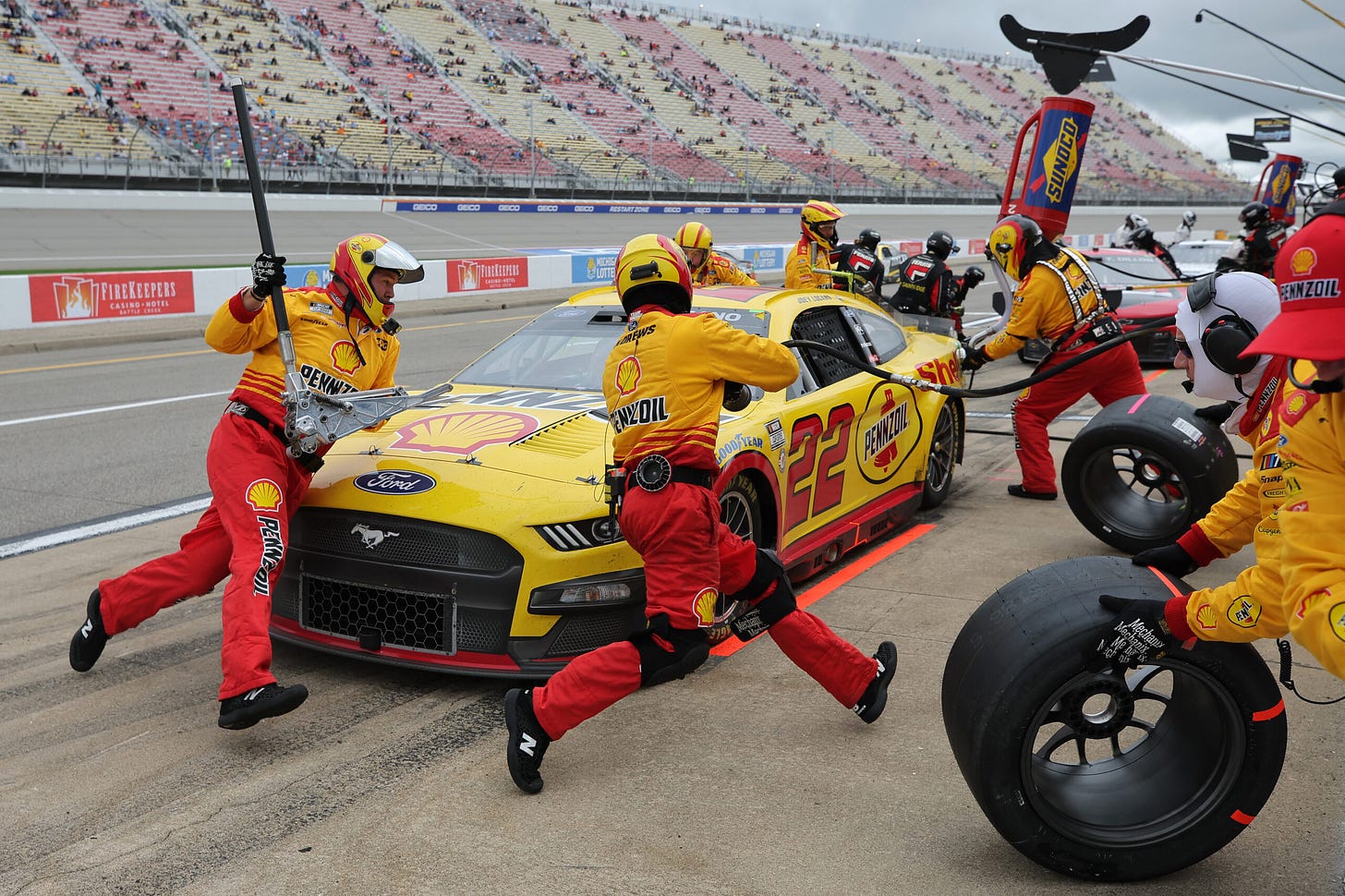 The Unsung Heroes of NASCAR: A Closer Look at the Pit Crew Roles & Rules –  The Daily Downforce