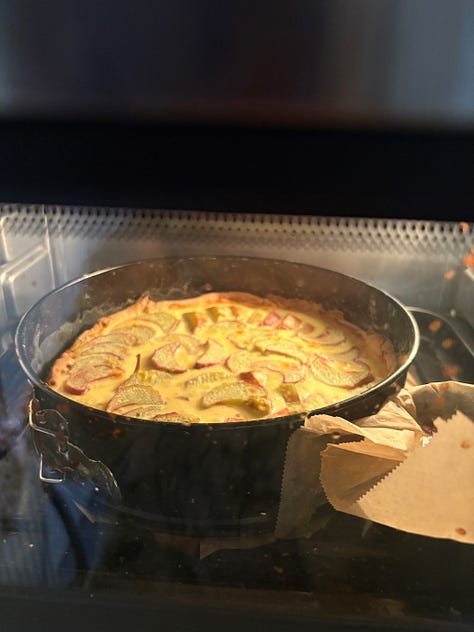 het maakproces van rabarbercompote en rabarbertaart