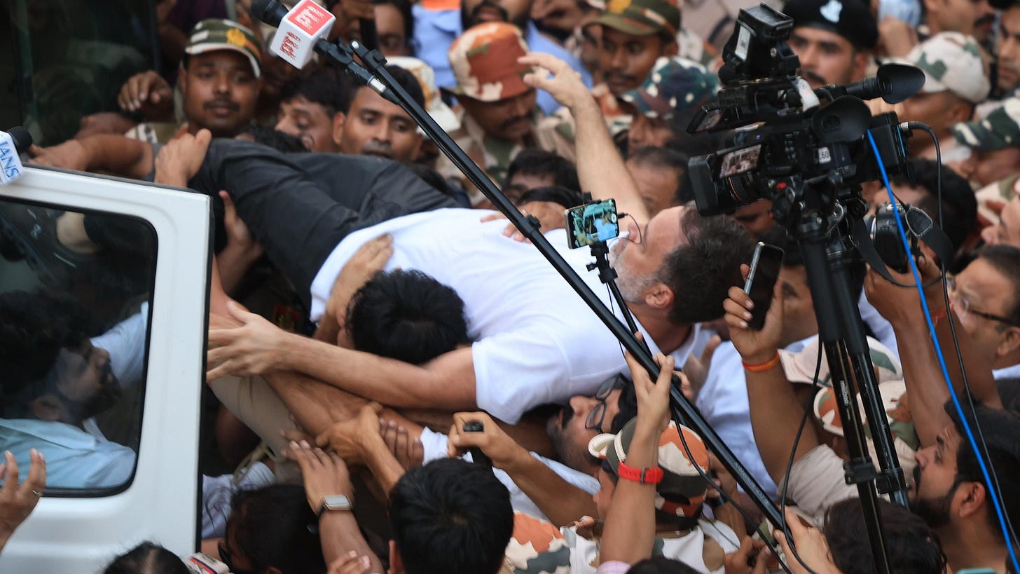 चुनाव आयोग के ख़िलाफ़ प्रदर्शन के दौरान राहुल गांधी को गिरफ्तार करती दिल्ली पुलिस चुनाव आयोग के ख़िलाफ़ प्रदर्शन के दौरान राहुल गांधी को गिरफ्तार करती दिल्ली पुलिस