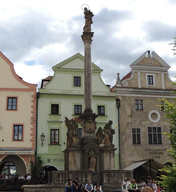 A statue in front of a building

AI-generated content may be incorrect.