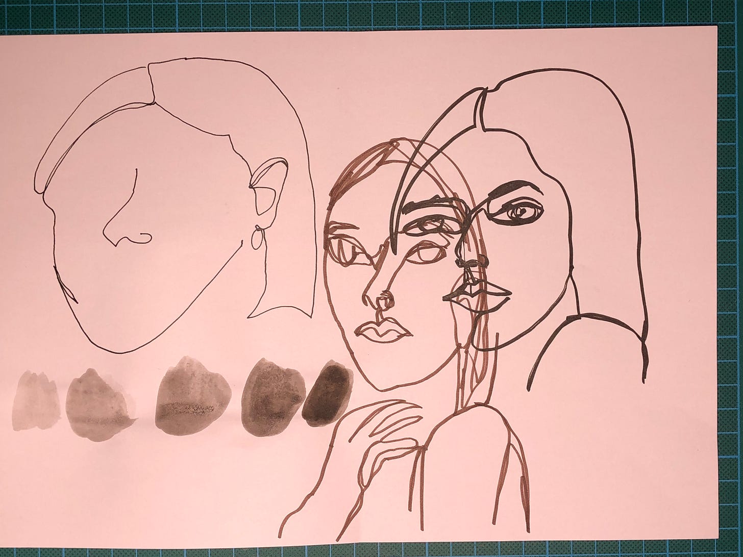 Photo de la feuille A4 où j'ai dessiné 3 fois le visage d'une femme en exercice rapide de ligne continue ainsi que des tâches d'encre de différentes valeurs. Photo de la feuille A4 où j'ai dessiné 3 fois le visage d'une femme en exercice rapide de ligne continue ainsi que des tâches d'encre de différentes valeurs.