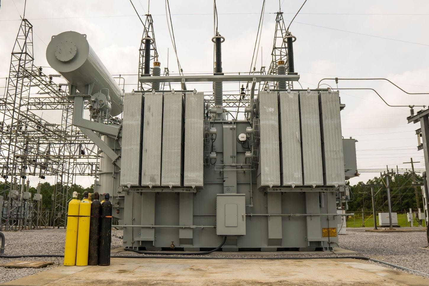 The world's 1st large flexible transformer from GE Vernova installed and undergoing field validation at Cooperative Energy's major substation in Columbia, MS.
Photo credit: Cooperative Energy. October 2021. The world's 1st large flexible transformer from GE Vernova installed and undergoing field validation at Cooperative Energy's major substation in Columbia, MS.
Photo credit: Cooperative Energy. October 2021.