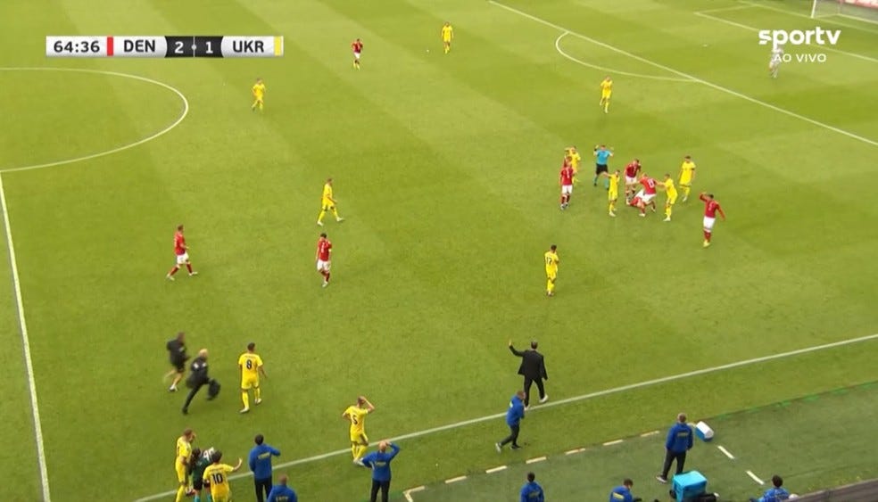 Amistoso entre Dinamarca e Ucrânia é paralisado por causa de colapso de Eriksen — Foto: Reprodução / sportv Amistoso entre Dinamarca e Ucrânia é paralisado por causa de colapso de Eriksen — Foto: Reprodução / sportv