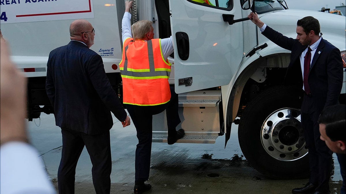 Trump seen in garbage truck in Wisconsin | Fox News