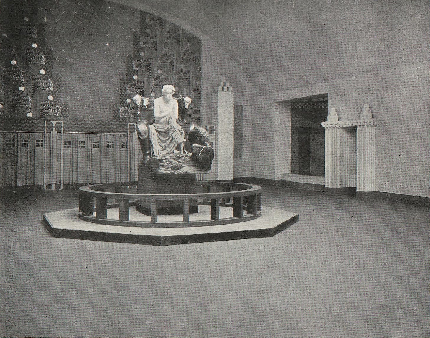 1902 年第十四屆分離派展覽中的 Max Klinger《貝多芬》雕像|來源:Archiv der Secession / Wikimedia Commons(公有領域) 1902 年第十四屆分離派展覽中的 Max Klinger《貝多芬》雕像|來源:Archiv der Secession / Wikimedia Commons(公有領域)