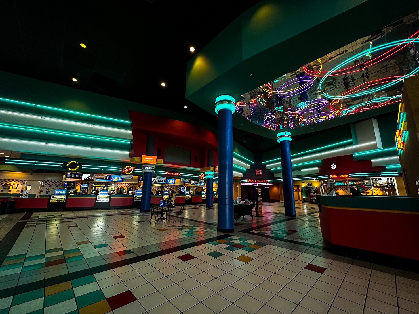 90's Movie Theater Frozen In Time. : r/90sdesign