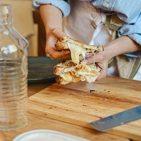 Sándwich de tres quesos 🧀 con cebolla caramelizada