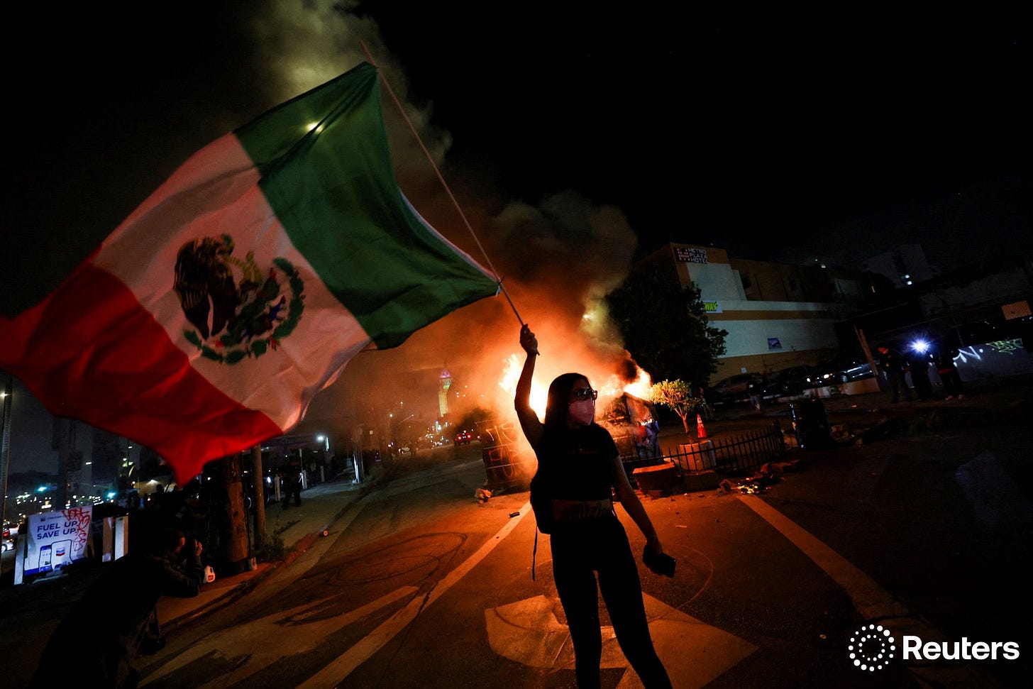 corinne_perkins on X: "@SwansonPhotog A demonstrator waves a Mexico flag in  front of burning dumpsters during a protest against federal immigration  sweeps in downtown Los Angeles, California. Photo by Aude Guerrucci  https://t.co/zLp4Hsn1i6" /
