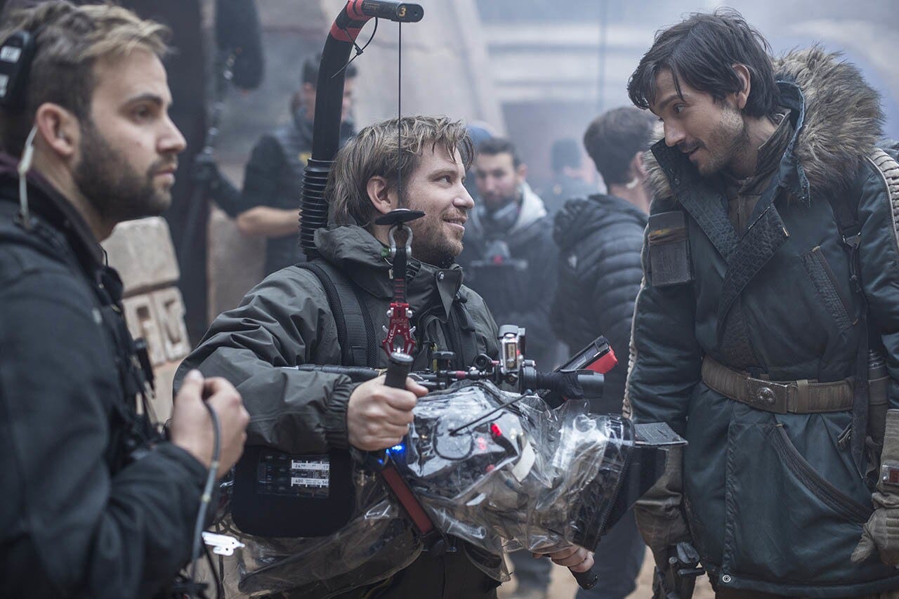 Director Gareth Edwards and Diego Luna (Cassian Andor) on set.