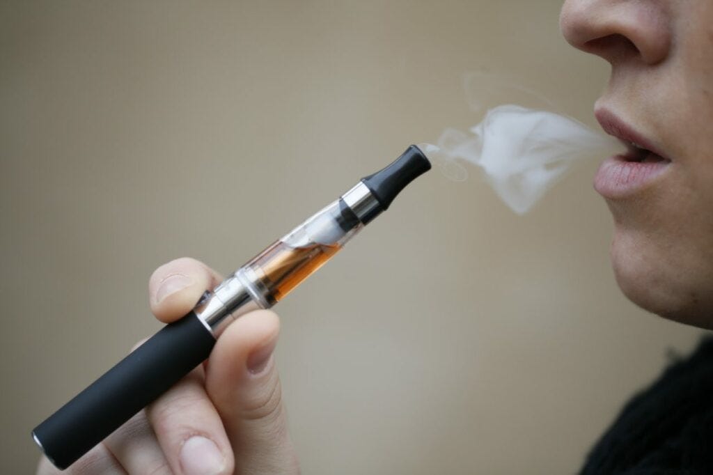 Chega ao Brasil a doença do cigarro eletrônico - Outras Palavras