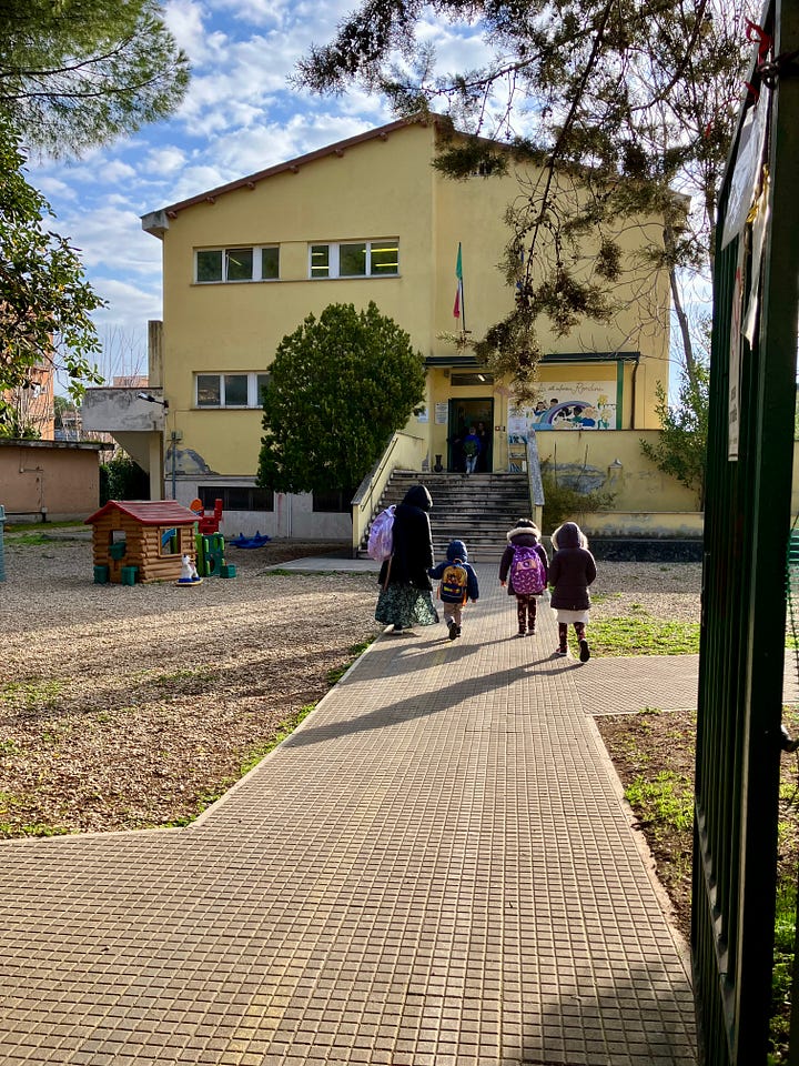 Collage di quattro scatti. Una bambina, Elena, pranza al ristorante con il papà. Un papà, con lo zaino della figlia in spalla, la accompagna all’ingresso della scuola. Tre bambini di spalle camminano verso l’ingresso della scuola con la mamma. Un altro papà solleva la sua bambina, piccola piccola, davanti alla vetrina di un locale. È un momento di immensa tenerezza.