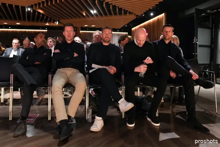 Diepe Zakken: Cruijff versus Panday: De financiële en technische spagaat in de Johan Cruijff ArenA Diepe Zakken: Cruijff versus Panday: De financiële en technische spagaat in de Johan Cruijff ArenA