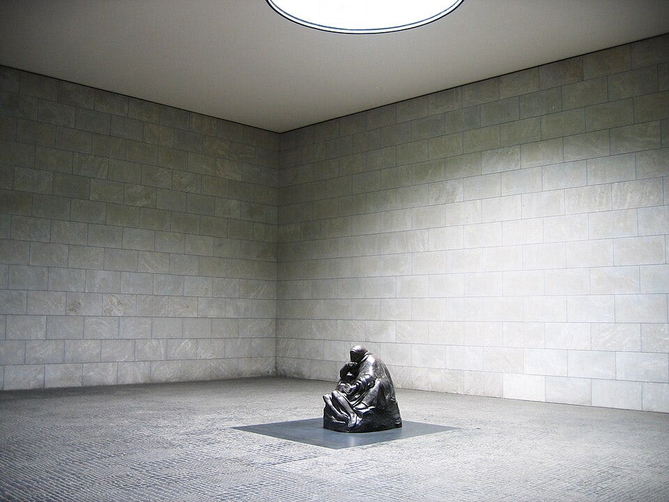 Neue Wache 室內與《母與亡子》|來源:Wikimedia Commons(CC BY-SA 3.0) Neue Wache 室內與《母與亡子》|來源:Wikimedia Commons(CC BY-SA 3.0)