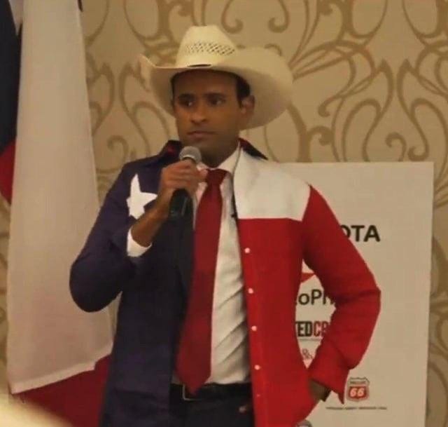 r/Ohio - Vivek Ramaswamy drops $200 on Texas cosplay, but wears a $30 bootleg Ohio State jersey for his Ohio governor run.