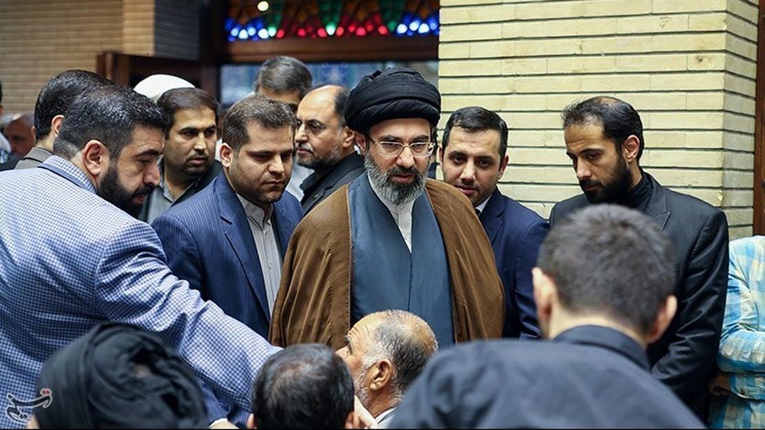 تصویری از مجتبی خامنه‌ای در مراسم ترحیم پدر وحید حقانیان- تیر ماه ۱۳۹۷ 