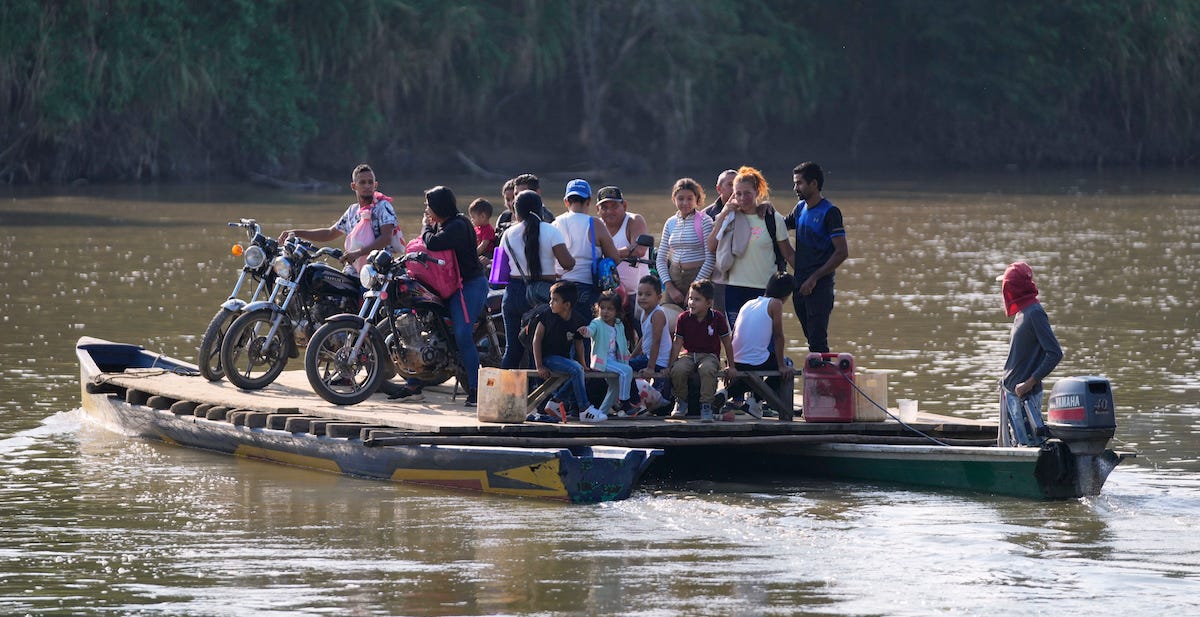 In fuga verso il Venezuela sul fiume Tibú nel Catatumbo, la regione della Colombia dove negli ultimi giorni sono state uccise almeno 80 persone. 21 gennaio 2025 (AP Photo/Fernando Vergara) In fuga verso il Venezuela sul fiume Tibú nel Catatumbo, la regione della Colombia dove negli ultimi giorni sono state uccise almeno 80 persone. 21 gennaio 2025 (AP Photo/Fernando Vergara)