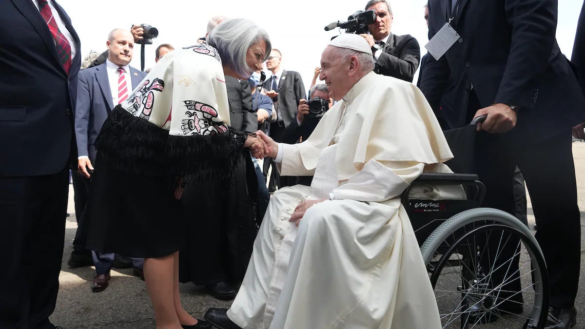 La gouverneure générale, Mary Simon, lors de la visite du pape François, venu au Canada en 2022 pour demander pardon aux Autochtones. (Photo d'archives) La gouverneure générale, Mary Simon, lors de la visite du pape François, venu au Canada en 2022 pour demander pardon aux Autochtones. (Photo d'archives)