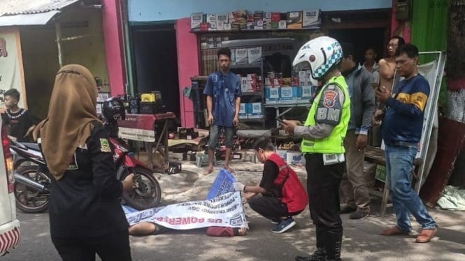 Polisi lakukan olah TKP seorang pemotor yang meninggal mendadak