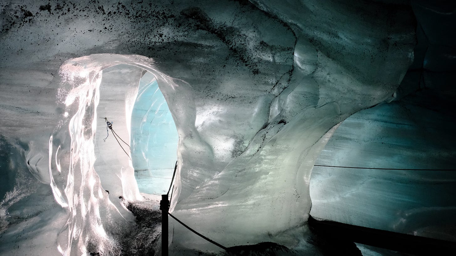 A cave with a light in the middle

AI-generated content may be incorrect.