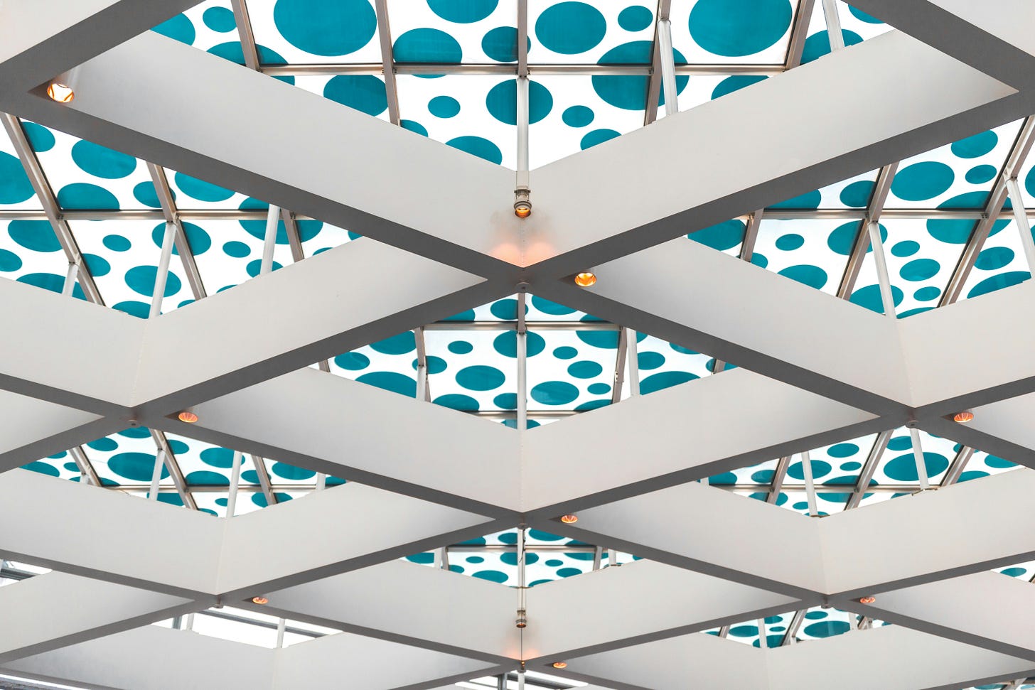 struttura metallica a rombi su soffitto bianco con pois blu mare