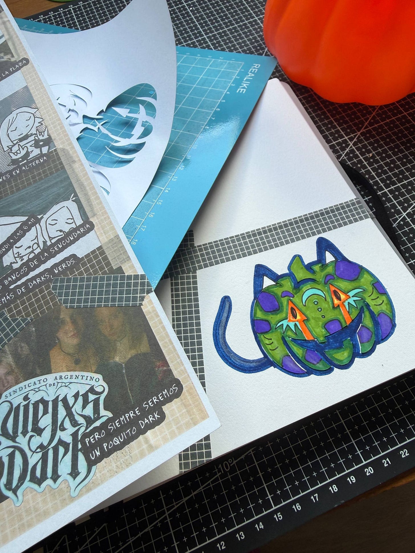 Un conjunto de papeles, dibujos y bocetos apilados