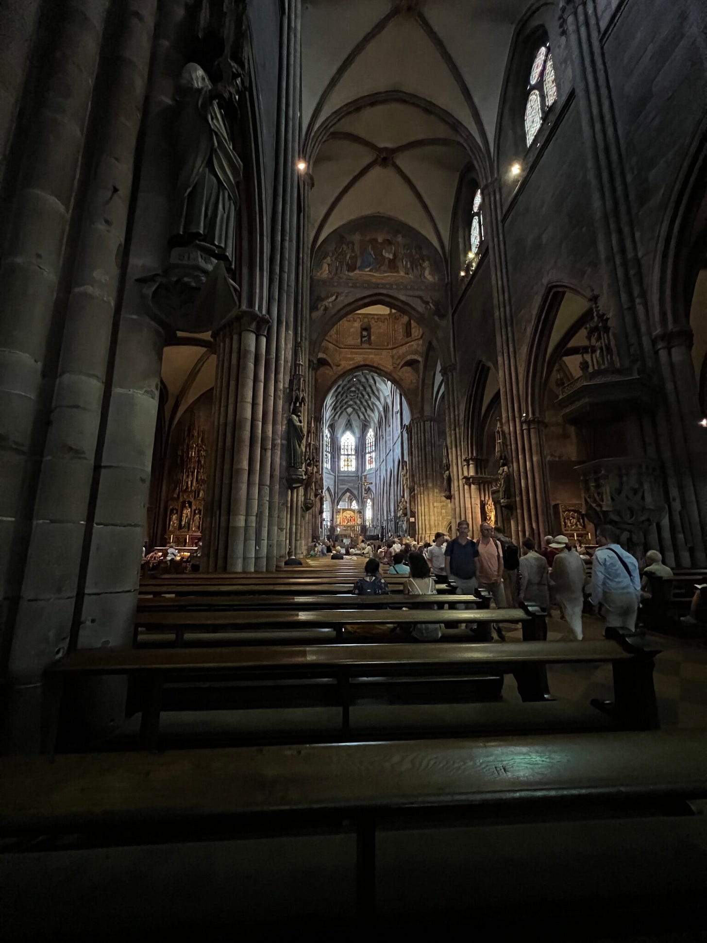 Dom Freiburg großer Gang innen