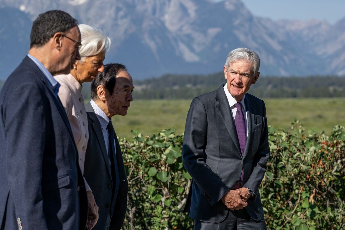 Từ phải sang: Chủ tịch Fed Jerome Powell, Thống đốc ngân hàng trung ương Nhật Bản (BOE) Kazuo Ueda, Chủ tịch Ngân hàng Trung ương châu Âu (ECB) Christine Lagarde và Thống đốc Ngân hàng trung ương Anh (BOE) Andrew Bailey tại Hội nghị chuyên đề chính sách kinh tế Jackson Hole của Fed ở Kansas, bang Wyoming, ngày 22/8 - Ảnh: Bloomberg Từ phải sang: Chủ tịch Fed Jerome Powell, Thống đốc ngân hàng trung ương Nhật Bản (BOE) Kazuo Ueda, Chủ tịch Ngân hàng Trung ương châu Âu (ECB) Christine Lagarde và Thống đốc Ngân hàng trung ương Anh (BOE) Andrew Bailey tại Hội nghị chuyên đề chính sách kinh tế Jackson Hole của Fed ở Kansas, bang Wyoming, ngày 22/8 - Ảnh: Bloomberg