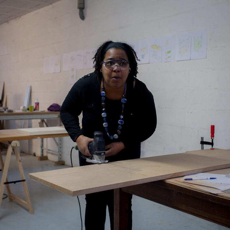 Artiste à la scie sauteuse