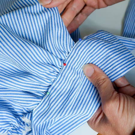 outer layer of the band sewn to the bonnet outer layer of the band sewn to the bonnet