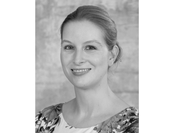 Porträtfoto Laura Schmitt