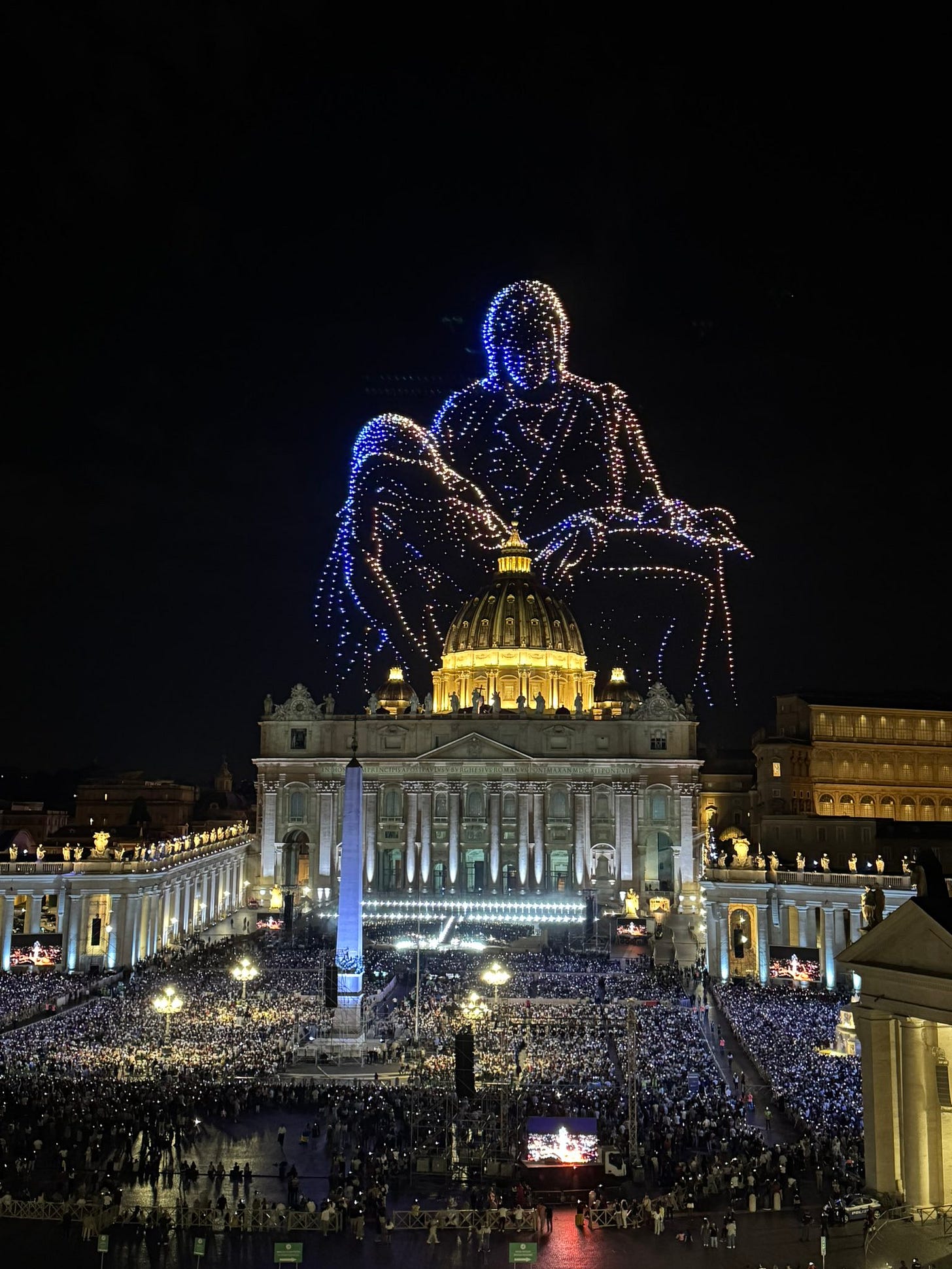 Fotografía de la exhibición de drones en el Vaticano, escultura Piedad del Vaticano de Miguel Ángel