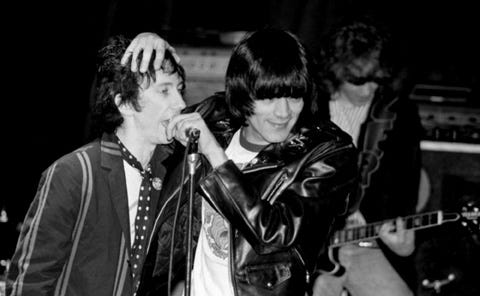 dee dee holding stivs head dee dee holding stivs head