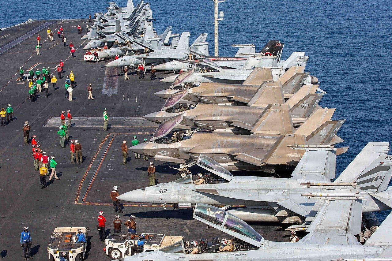 Aviones en el portaviones USS Lincoln. Varios F18 y F22. Aviones en el portaviones USS Lincoln. Varios F18 y F22.