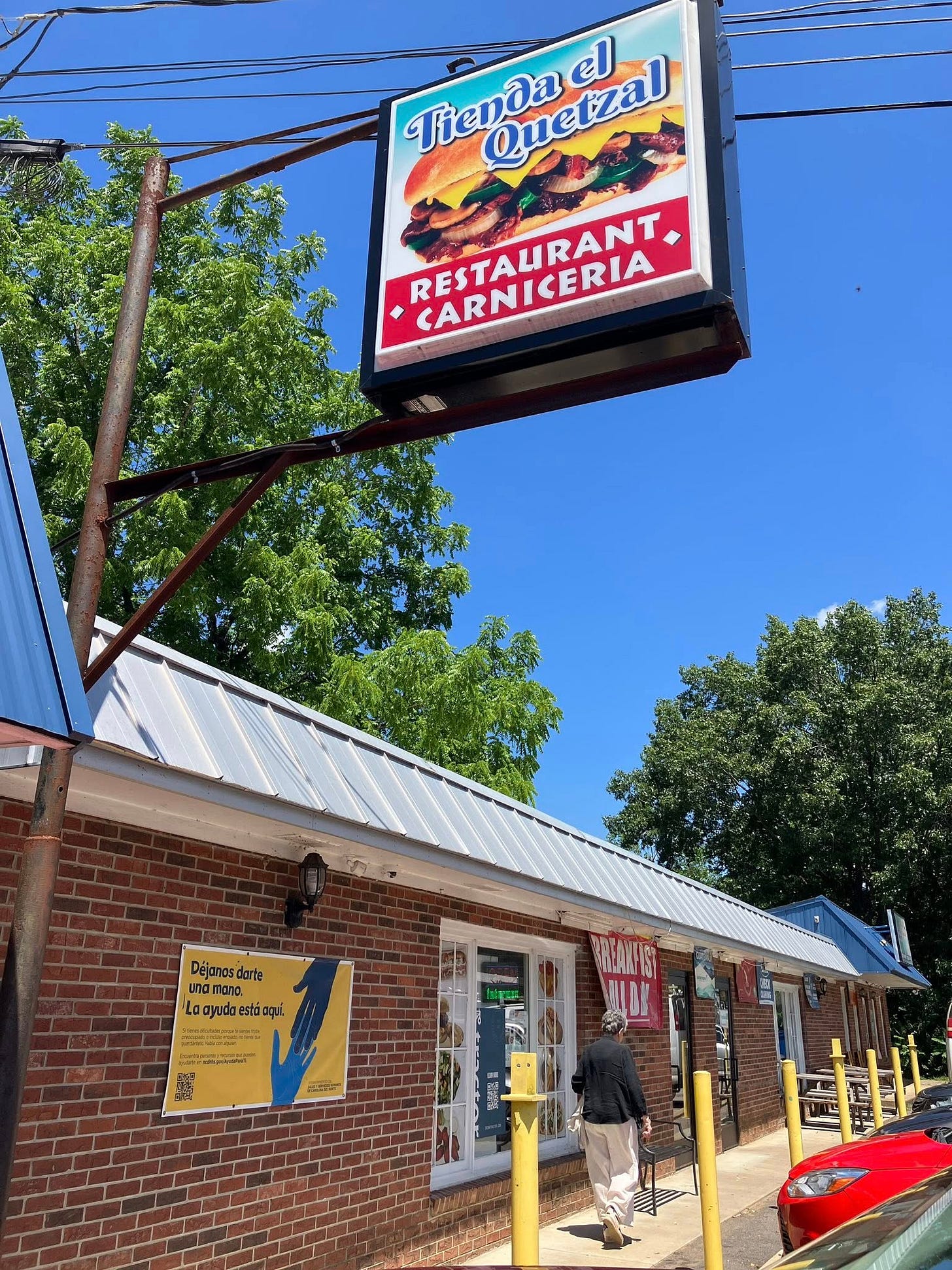 May be an image of 1 person and text that says 'Tienda Quetzal metzal el RESTAUIRANT RESTAURANT, CARNICERIA Dejanosdarte Dejanos darte erta una namana mano La aayudaestóoqui 岡 Laayudeestoapui estáoqui yuda マカー'