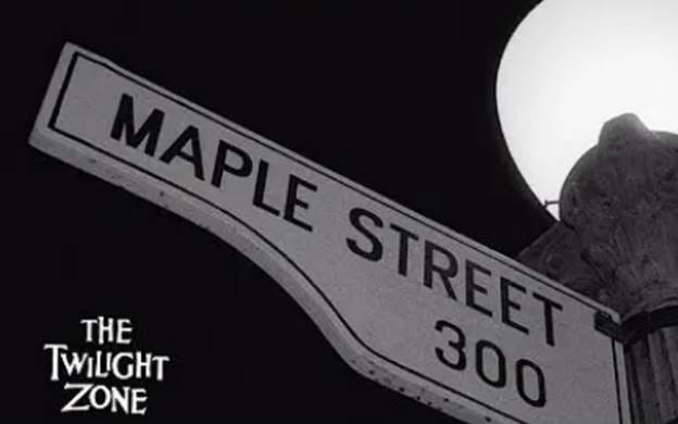 A street sign with a light on it

AI-generated content may be incorrect.