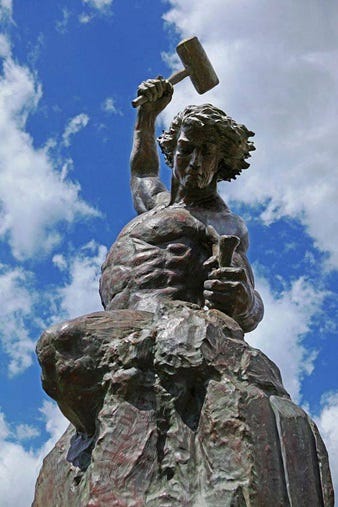 Escultura da obra de arte self made man