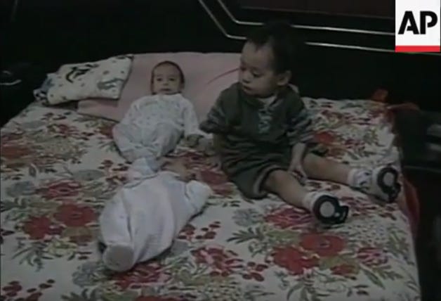 Archivo AP, Ver: GUATEMALA: ADOPCIÓN DE NIÑOS ILÍCITOS SE CONVIERTE EN UN GRAN NEGOCIO | Haga Clic (2:54) Los bebés yacen en una cama de hotel, parte del comercio ilícito de niños guatemaltecos