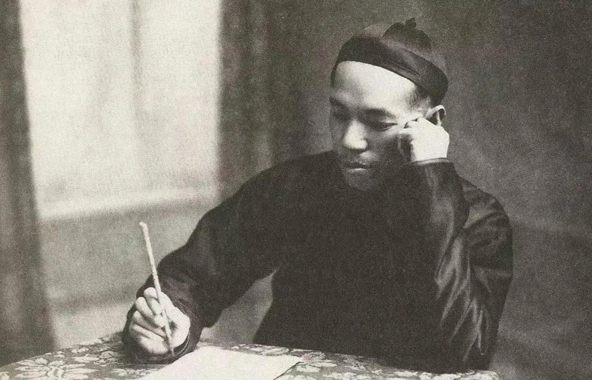 Liang Qichao: Before his death, he had undergone kidney cutting and tooth extraction. When he died, he was unable to speak. He was buried with the original after death.