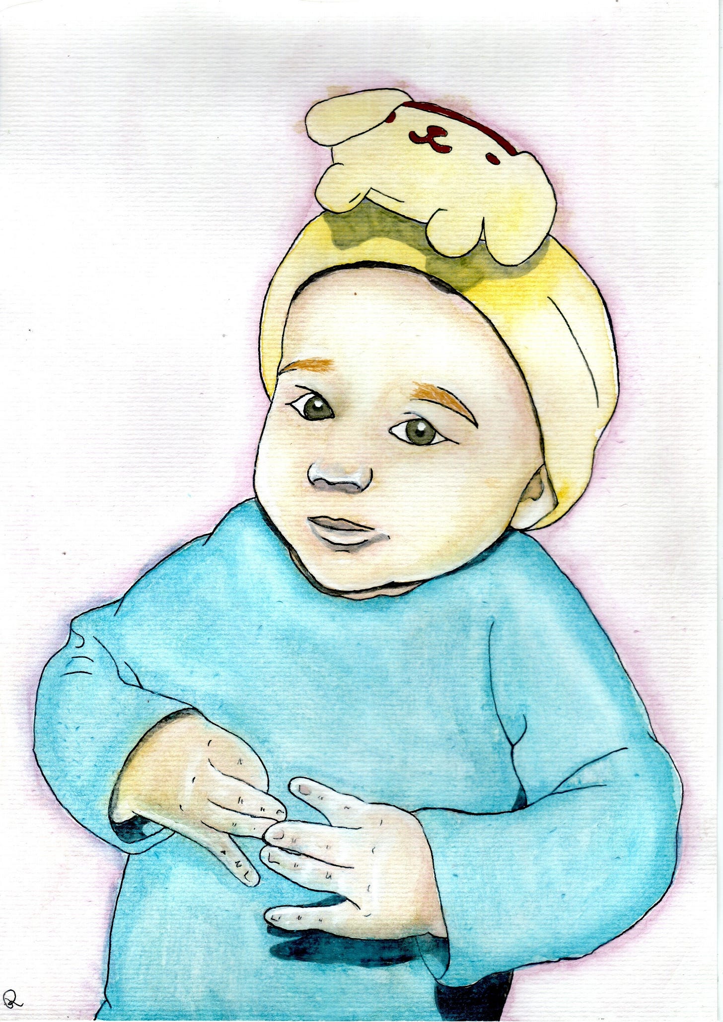A imagem é um desenho feito à mão, de um bebê com uma expressão facial curiosa ou pensativa, usando uma touca amarela com um boneco de cachorro no topo e uma roupa azul clara. A técnica de desenho é mista de nanquim e aquarela. A expressão do bebê é o ponto focal da imagem, com as mãos entrelaçadas na frente do corpo. O fundo é simples e de cor clara, destacando o personagem principal.