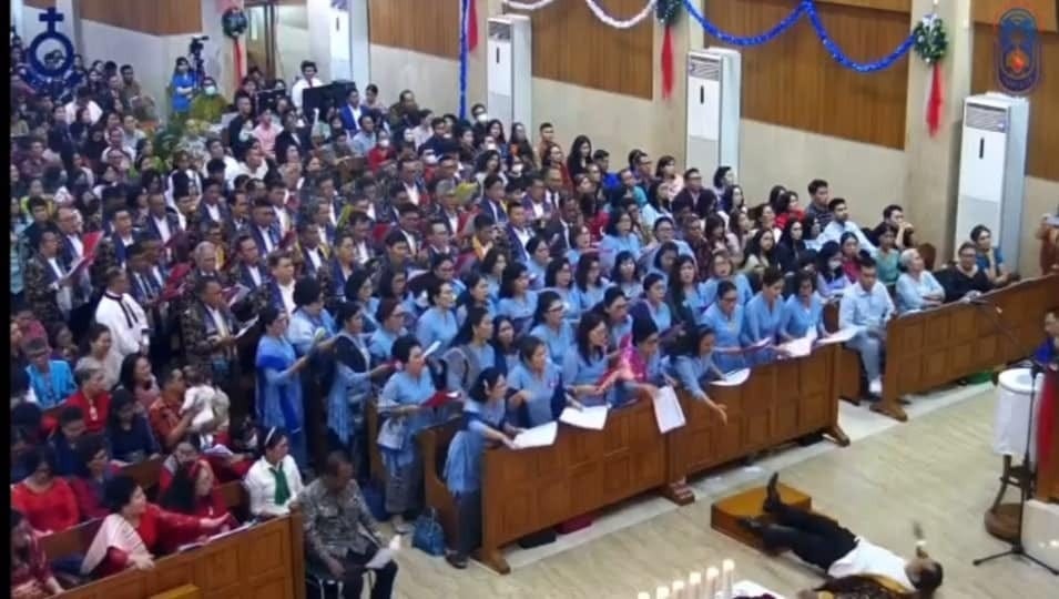 https: img.okezone.com content 2023 12 26 1 2945166 detik-detik-dirigen-meninggal-mendadak-ketika-semangat-memimpin-paduan-suara-malam-natal-8bMRrc4To0.jpeg https: img.okezone.com content 2023 12 26 1 2945166 detik-detik-dirigen-meninggal-mendadak-ketika-semangat-memimpin-paduan-suara-malam-natal-8bMRrc4To0.jpeg